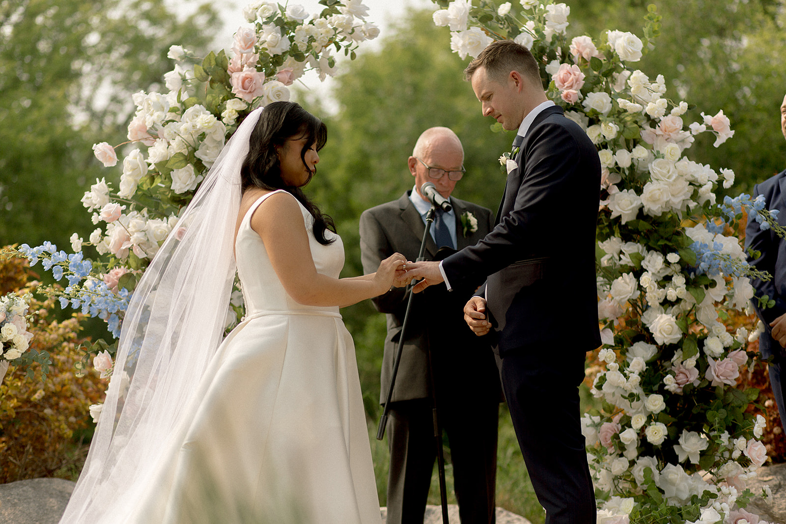 summer wedding at hawthorn estates winnipeg wedding venue winnipeg photographer